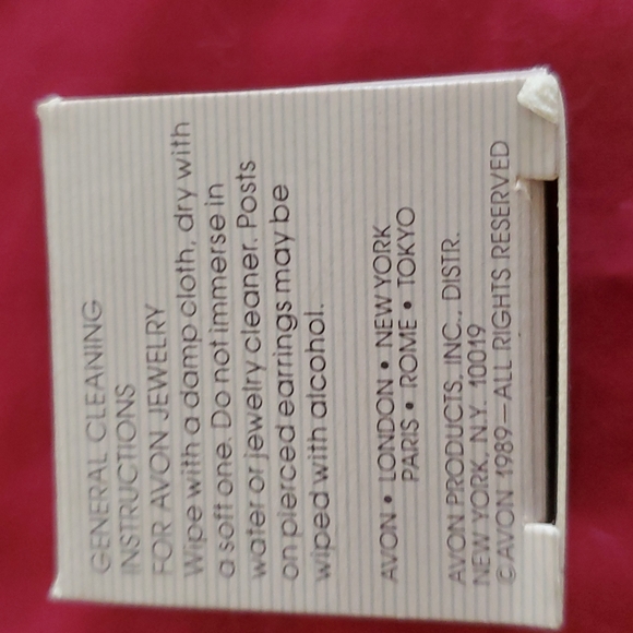 Avon 1989 Regal Crown Pierced Earrings - Picture 4 of 4